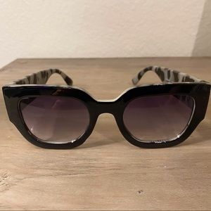 Black sunglasses with gray detail